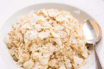 Gehobelter Käse auf Risotto Reis