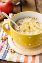 oatmeal with apples and walnuts