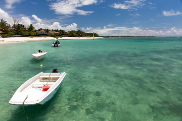 Bateaux à moteur dans un lagon de l'île Maurice