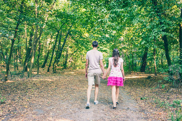Obraz premium Couple walking in the park