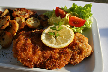 organisch, lifestyle, wiener, schnitzel, bratkartoffeln, salat, wildkräuter