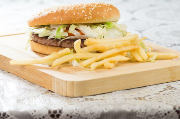 Hamburger e patatine, hamburger fast food, panino, sandwitch, panino e patatine fritte