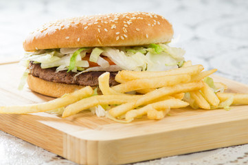 Hamburger e patatine, hamburger fast food, panino, sandwitch, panino e patatine fritte