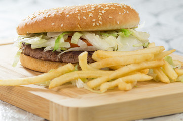 Hamburger e patatine, hamburger fast food, panino, sandwitch, panino e patatine fritte