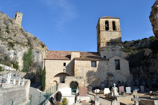 Ch&acirc;teau de Mornas et Eglise