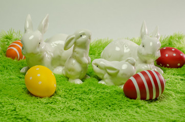 Osterhasen mit Ostereiern