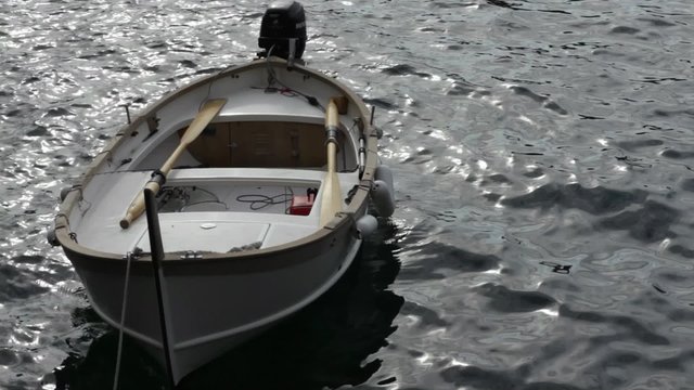 Gozzo su mare plumbeo