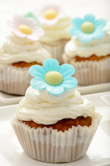 Cupcakes with buttercream decorated with flowers.