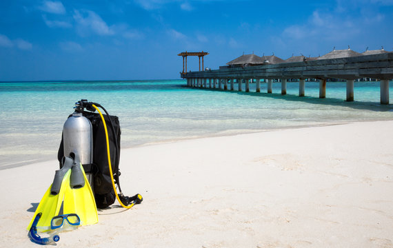 Taucherausrüstung mit Taucherbrille und Flossen am Strand der Malediven