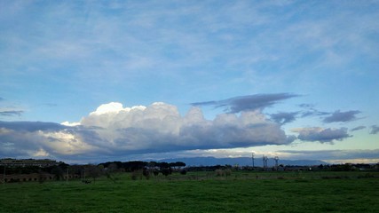 grande nuvola sul parco