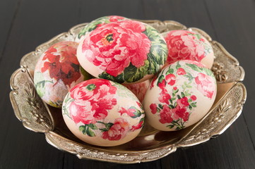 Obraz na płótnie Canvas Decorated Easter eggs on a plate