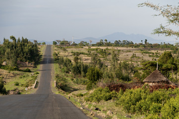 droga wśród wiosek na południu Etiopii