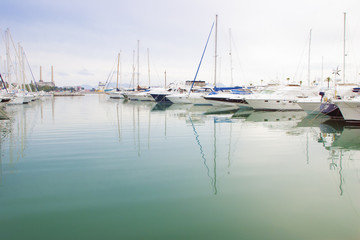 Fototapeta na wymiar White boats and yachts in the quay