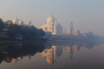 Fototapeta premium Taj Mahal in Uttar Pradesh, India