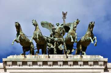 Obraz premium Quadriga with Goddess of Justice at hte top of old Palace of Justice in Rome