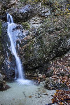 Le rocce bagnate da una piccola cascata