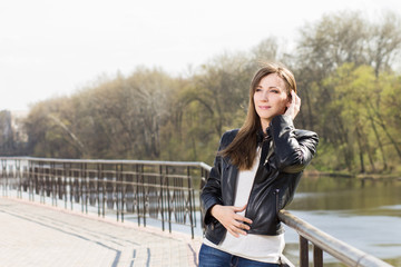Obraz premium Young attractive woman enjoying warm spring day