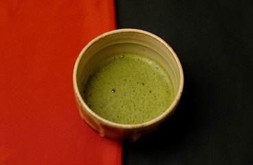 抹茶と朱色の布.