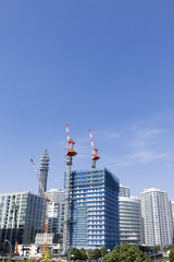 Fototapeta na wymiar 横浜　開発が進むみなとみらい21　建設中の高層マンションと街並　快晴　青空