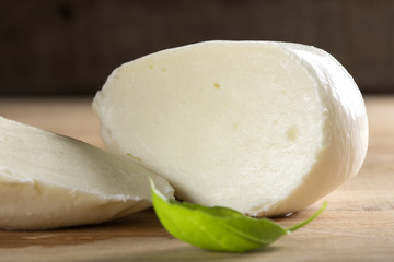 Sliced mozzarella on wood © Sebastian Studio