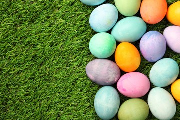 Naklejka premium Colorful Easter eggs on grass background