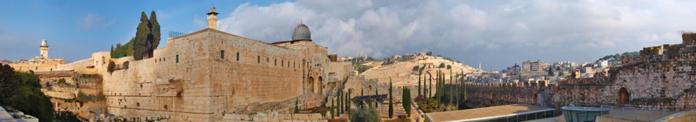 Fototapeta na wymiar Panorama Old City in Jerusalem with the Dome of the Rock overloo