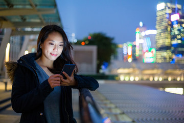 Obraz premium Woman use of mobile phone at night