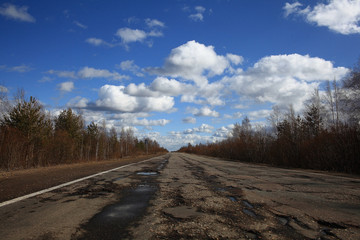 Naklejka premium Autumn road and sky with clouds