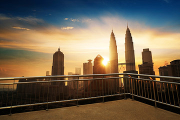 Obraz premium Silhouette of Kuala Lumpur skyline during sunrise at Malaysia, Asia
