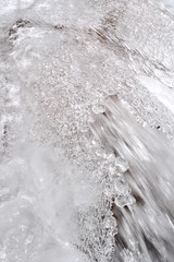 結氷する渓流