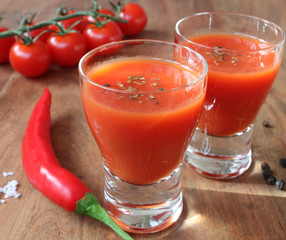 Mexikaner - scharfer Tomate-Chili-Schnaps
