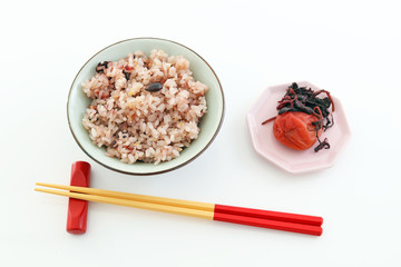おいしそうな赤飯と梅干し