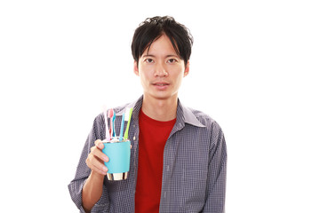歯ブラシを持つ笑顔の男性