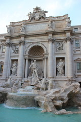 Fototapeta na wymiar Rom: Blick auf den berühmten Trevi-Brunnen