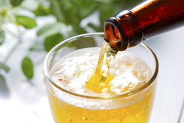 グラスにビールを注ぐ　Pouring beer into glass