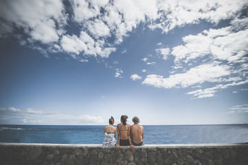 海を見つめる３人の若者