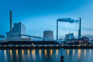 Kohlekraftwerk am Rhein