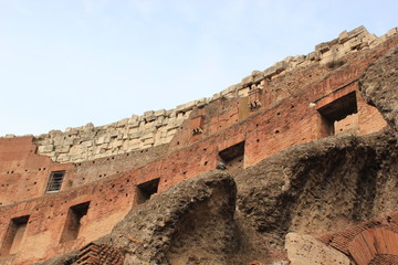 Blick auf die oberen Ränge im Kolosseum in Rom