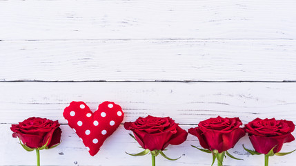 Liebe Herz Rote Rosen Weißer Hintergrund Holz