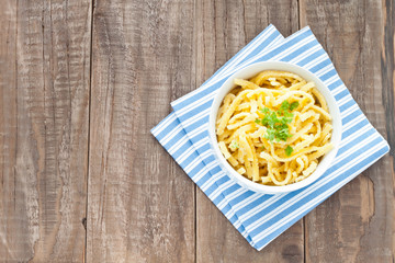 Schwäbische Spätzle in einer Schüssel, Draufsicht