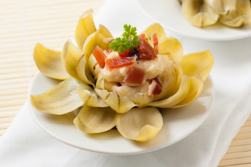 Artichoke appetizer with dried ham