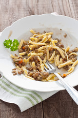 Teller mit angegessenen schwäbischen Linsen mit Spätzle