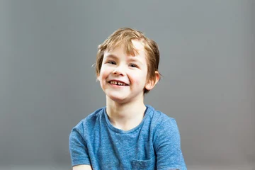 Fotobehang Junge schaut lachend in die Kamera © MichaelJBerlin