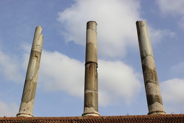 Obraz premium Forum Romanum: Drei Säulen des Tempels der Venus und Roma an der Via Sacra