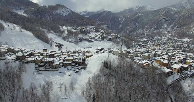 Aerial 4k - Valmalenco (IT) - Chiesa Valmalenco/Caspoggio