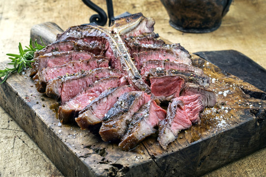 Dry Aged  Porterhouse Steak auf Schneidebrett