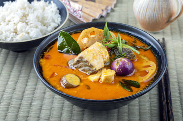 Tom Yam Pla in Schale