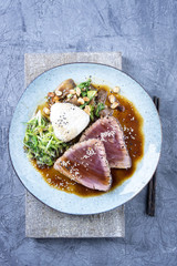 Thunfisch Tataki mit Gemüse Sushi Onigri