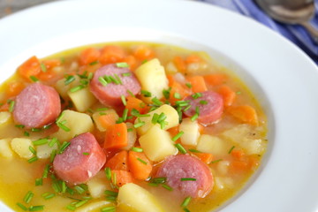 Gemüsesuppe mit Wursteinlage