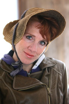 woman/ woman wearing hat